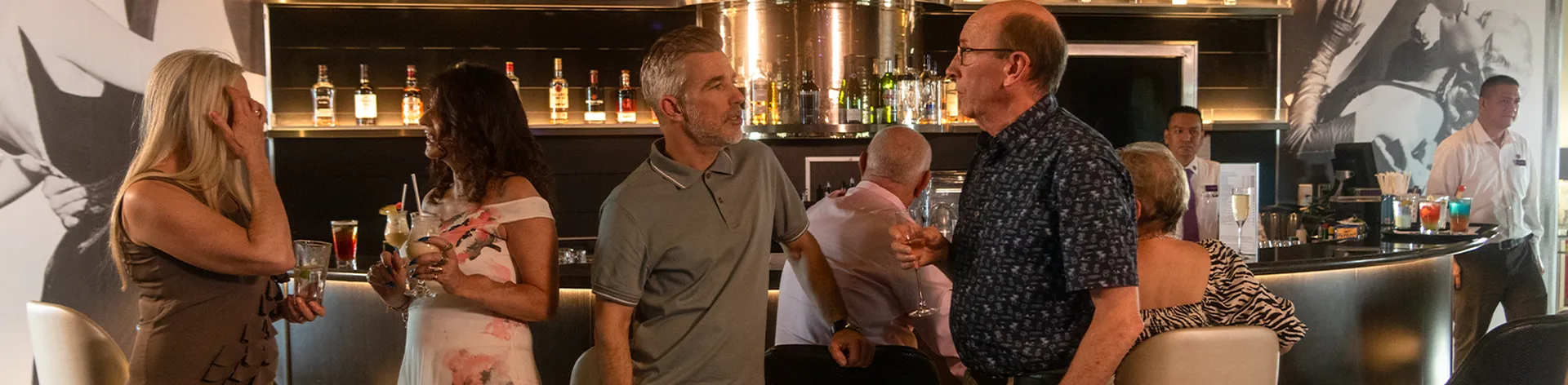 Cosy evening lounge with live music, ideal for solo travellers